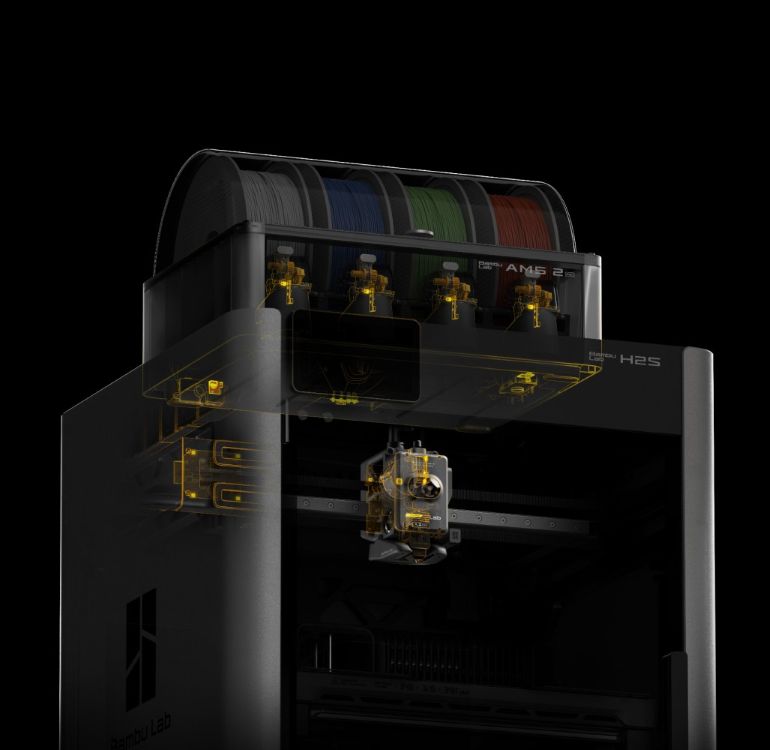 3D-принтер, який завдяки датчикам шляху філаменту контролює швидкість подачі, виявляє заплутування, відстежує витрату матеріалу та забезпечує готовність інструментів у системі AMS.