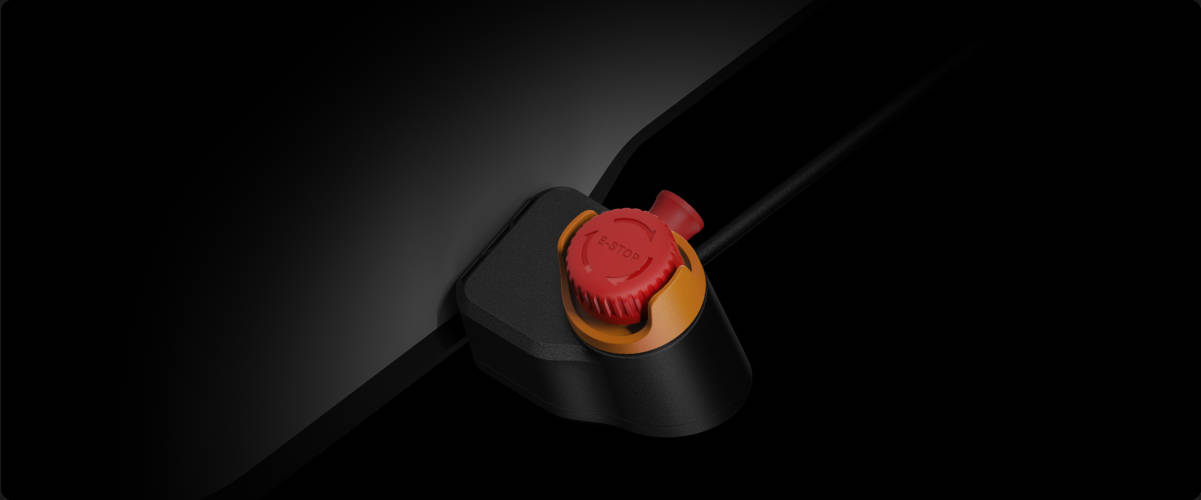 Пользователь нажимает кнопку аварийной остановки на сенсорном экране принтера