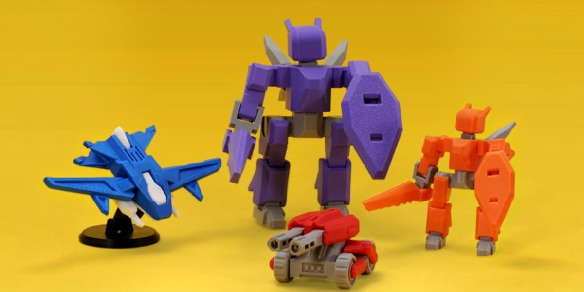 Zestaw 3D-wydrukowanych figurek robotów, techniki i samolotu.