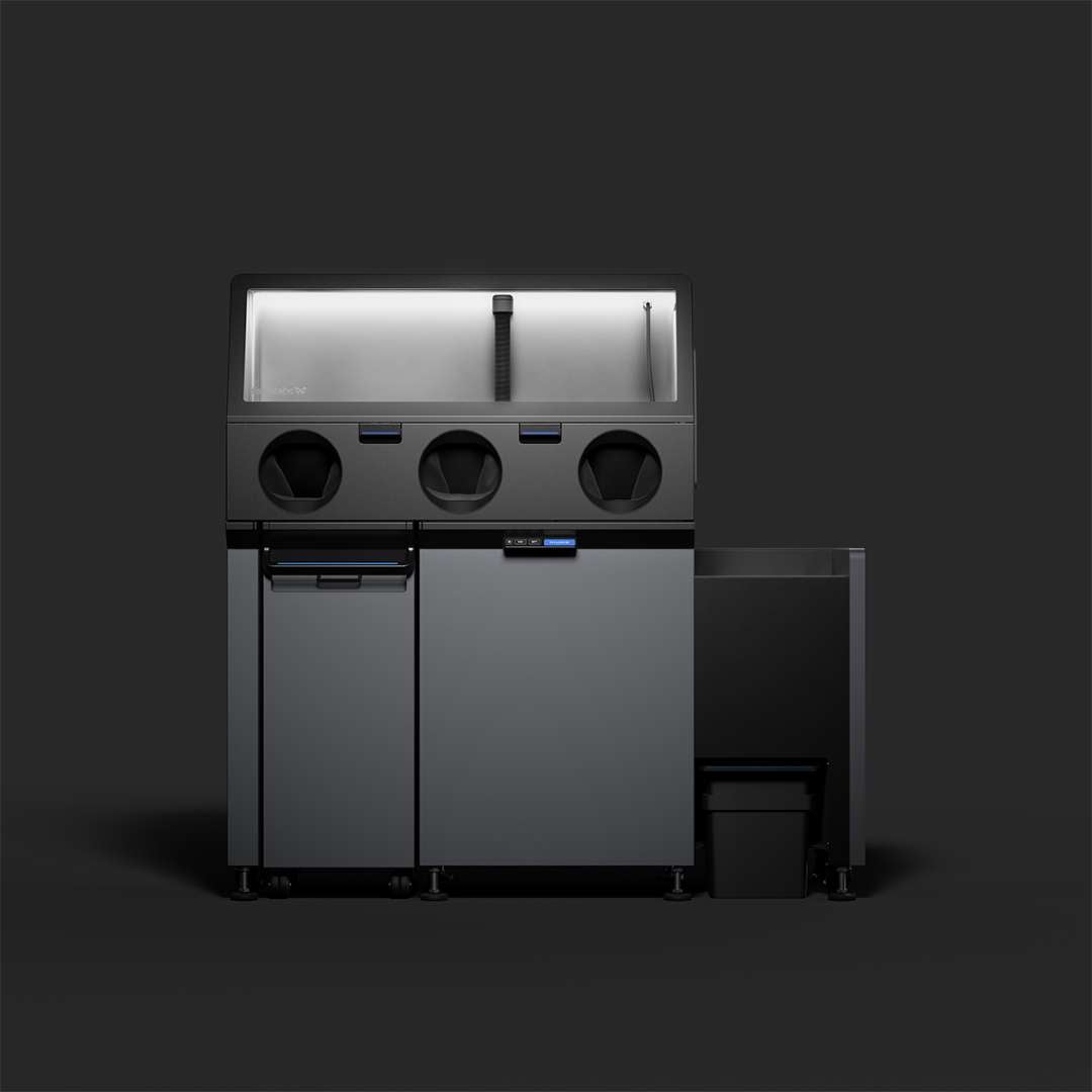 Formlabs Fuse X1 Sift 230V widok z przodu — podświetlona uszczelniona komora rękawicowa ze stali nierdzewnej z trzema portami na ramiona i wbudowanym pistoletem powietrznym, dwudrzwiowy szary korpus szafki, prawy moduł zbiorczy proszku z pojemnikiem transferowym