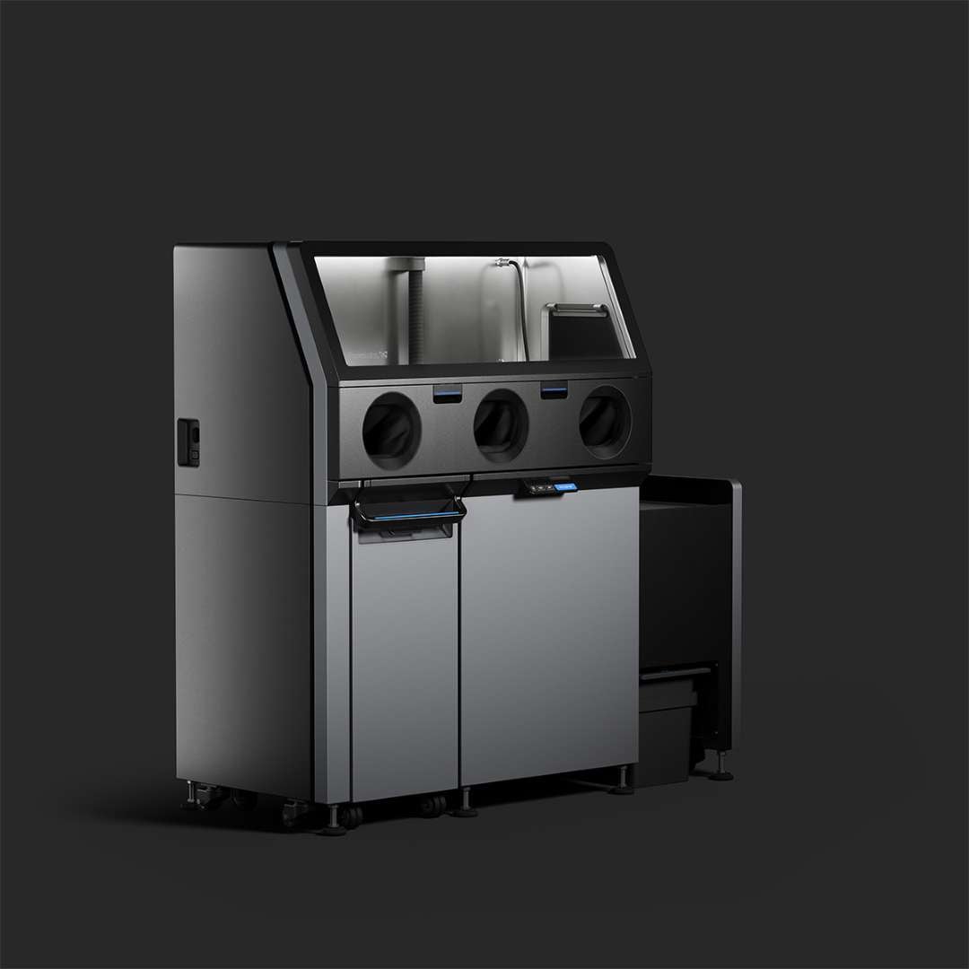 Formlabs Fuse X1 Sift 230V widok z lewej strony — wysunięty wysuwany podajnik do wydobywania detali, uszczelniona komora rękawicowa z trzema portami widoczna z lewej perspektywy, mobilna podstawa z kółkami transportowymi