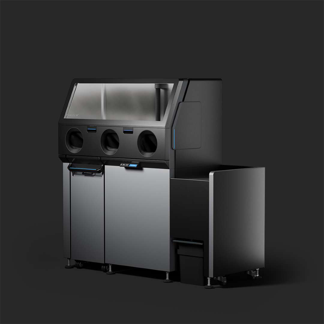 Formlabs Fuse X1 Sift 230V widok z prawej strony — duża zintegrowana obudowa modułu zbiorczego proszku wyraźnie widoczna po prawej stronie jednostki, pojemnik transferowy u podstawy, niebieski wskaźnik statusu