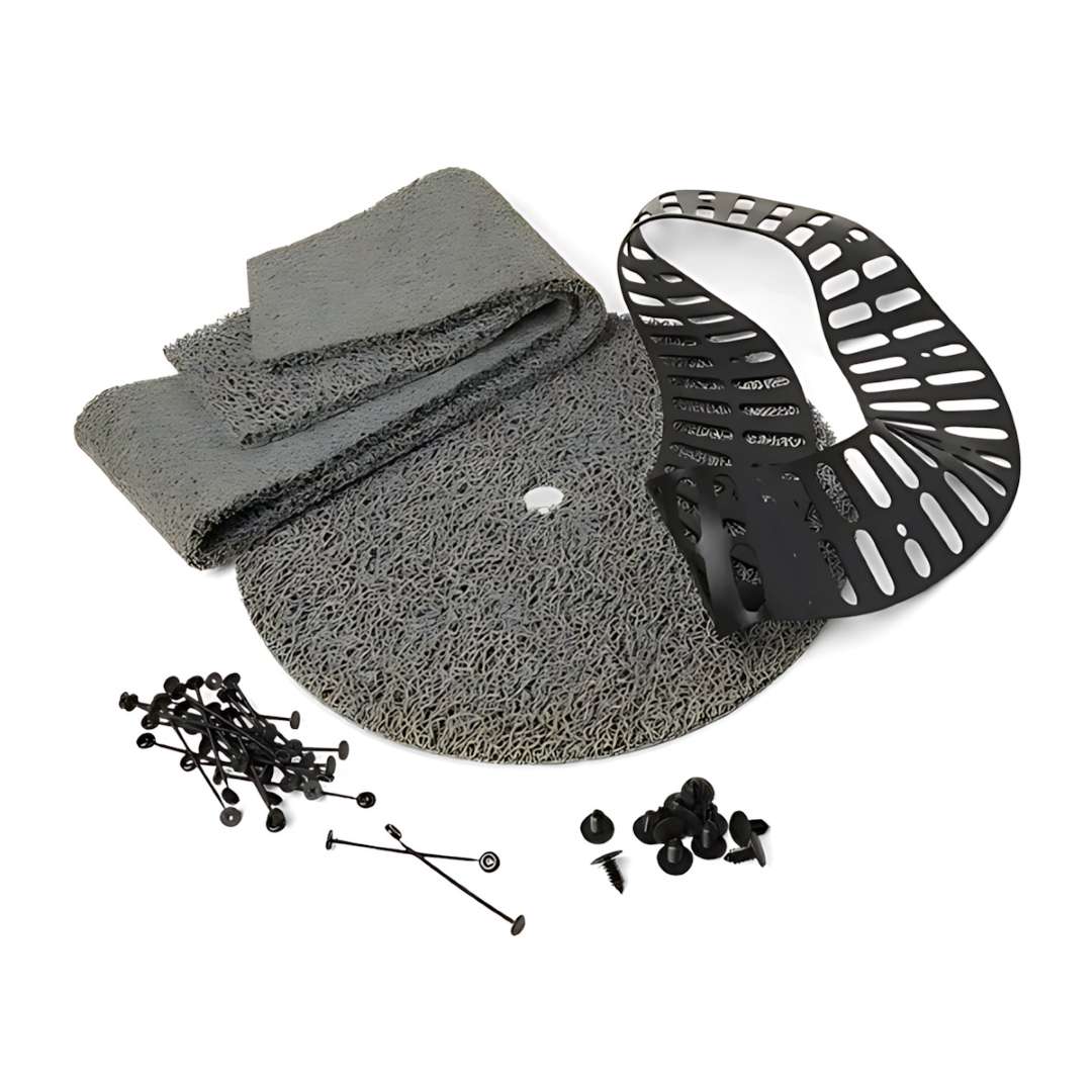 Alle Komponenten des Formlabs Fuse Blast Large Tumbler Basket Liner Kits auf weißem Hintergrund ausgelegt: runde Bodenscheibeneinlage, gefalteter Seitenwandstreifen, schwarzer perforierter Haltekragen, Kunststoffnieten und Druckklammern