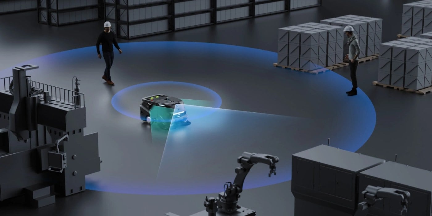 Der autonome Roboterkehrer projiziert eine breite blaue Erkennungszone um die Arbeiter im Lagergang