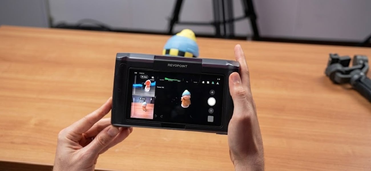 Revopoint MIRACO Pro during autonomous 3D scanning of a small object
