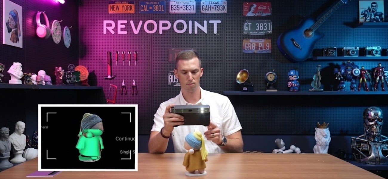 Revopoint MIRACO Pro with scanning process display on an external screen
