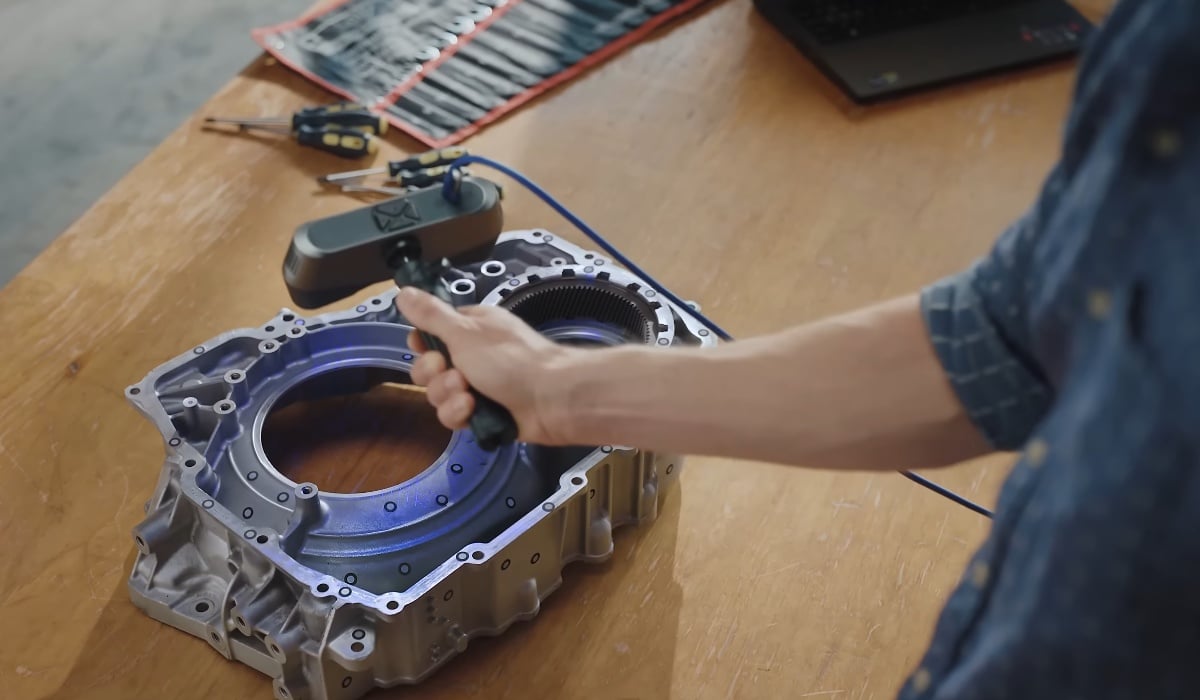 Handheld-3D-Scannen eines Metallteils mit dem Revopoint POP 4