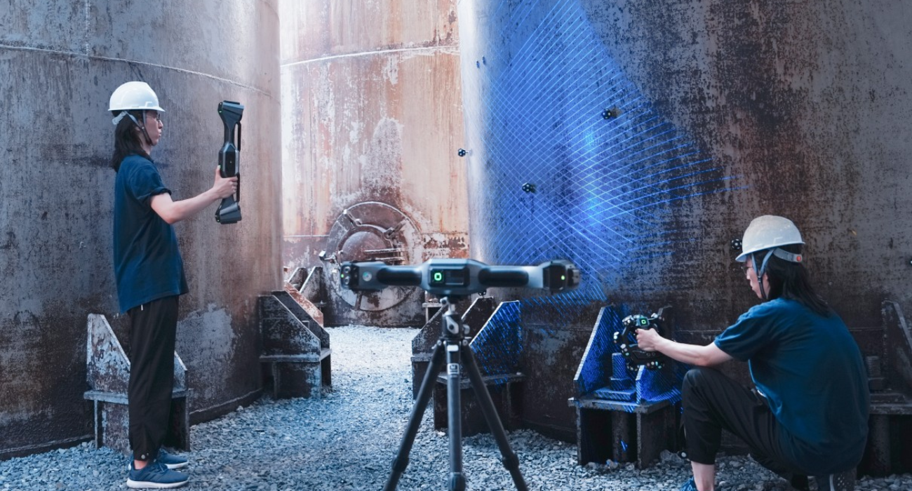 Shining 3D FreeScan Trak Nova+ dynamic tracking during industrial object scanning