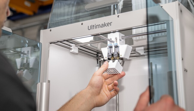 Крупний план подвійних високошвидкісних друкуючих модулів UltiMaker S8 Secure, що демонструє його багатоматеріальні можливості.