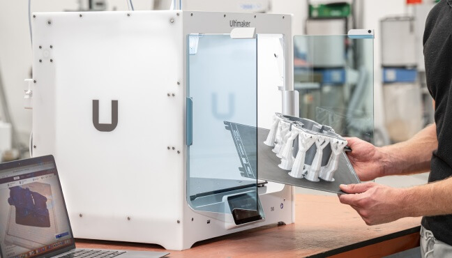 Деталь, надрукована на 3D-принтері, легко знімається з магнітної гнучкої робочої платформи UltiMaker S8 Secure.