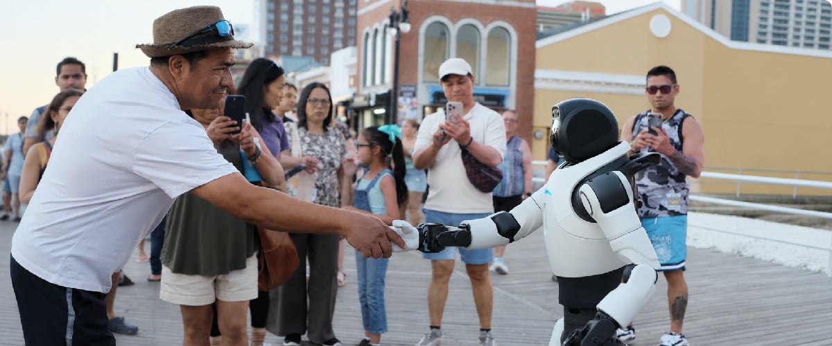 Robot humanoidalny AgiBot X2 podczas uścisku dłoni z człowiekiem