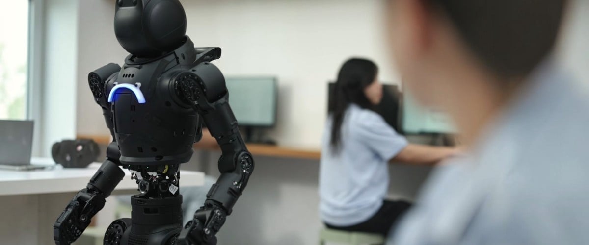 AgiBot X2 EDU у навчальній лабораторії