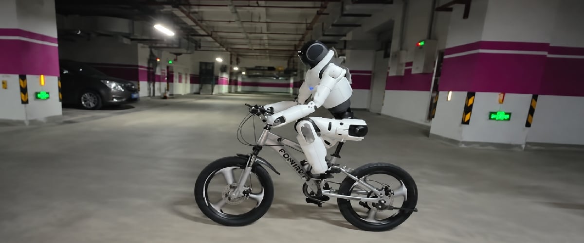 Робот-гуманоїд AgiBot X2 REC під час керування велосипедом