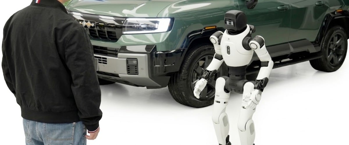 AgiBot X2 Ultra podczas interakcji z człowiekiem