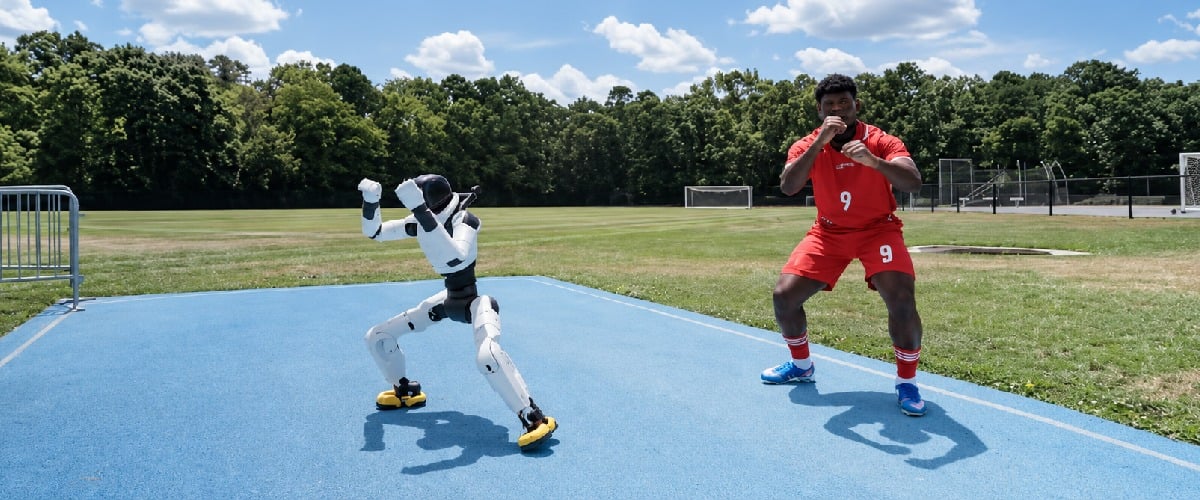 AgiBot X2 Ultra podczas demonstracji ruchliwości na boisku sportowym