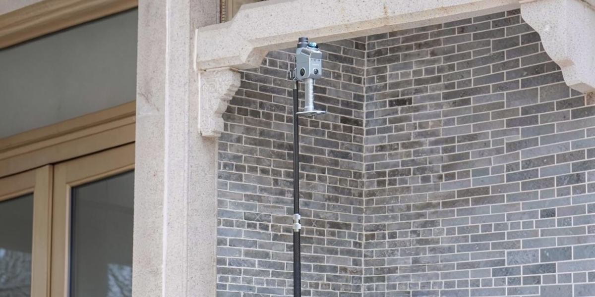 Użycie teleskopowego wysięgnika XGRIDS K2 Extension Pole Kit 3m na placu budowy.