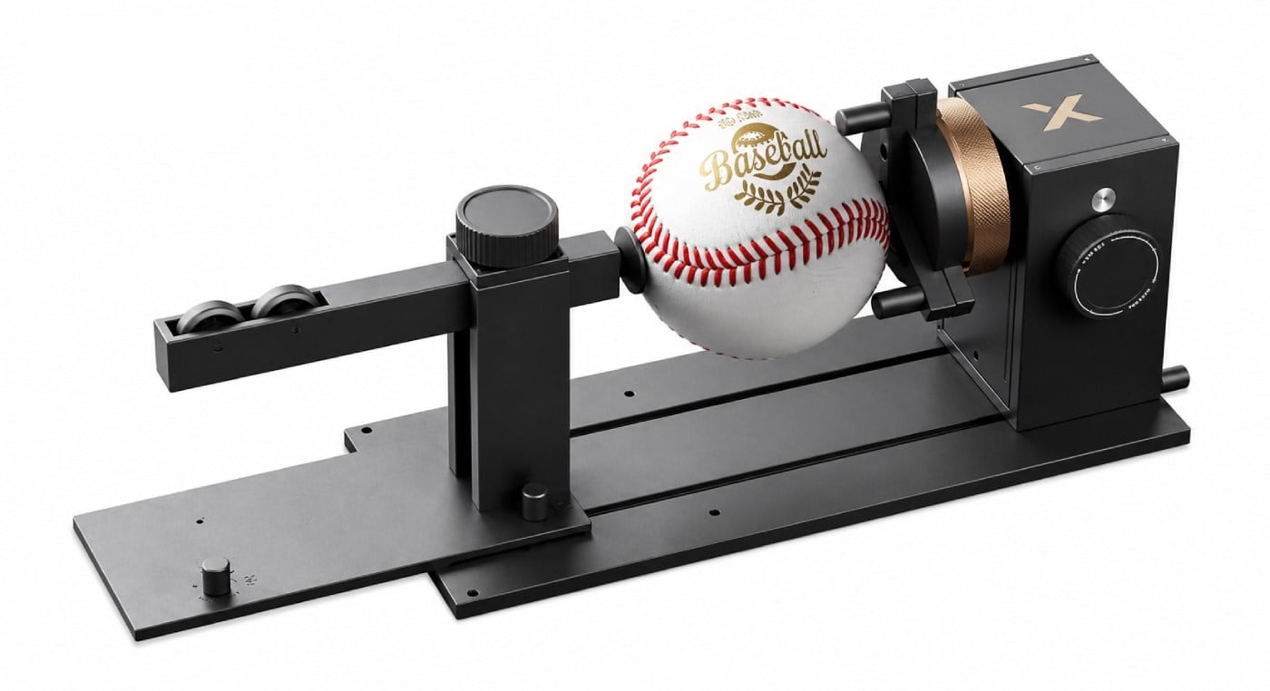Gravur eines Baseballs mit dem xTool RA3 Lite.