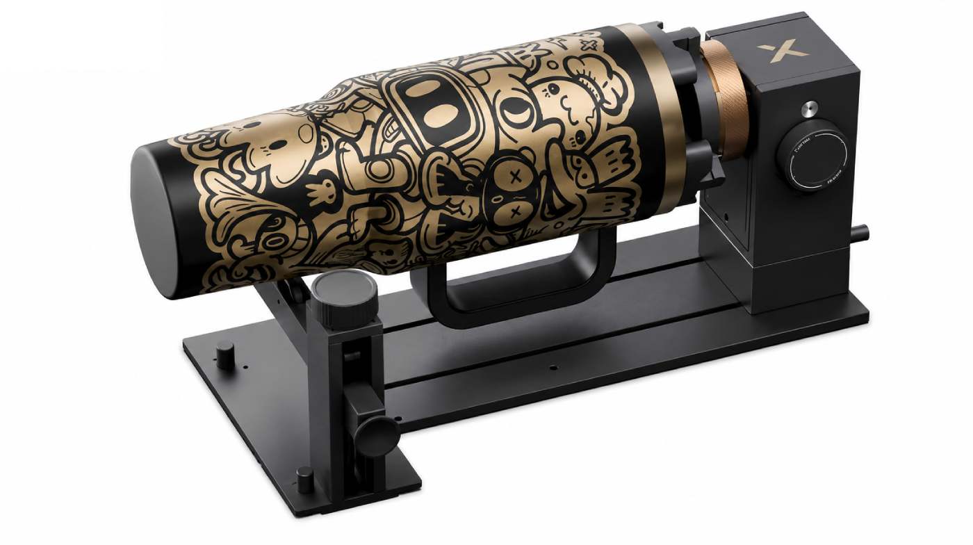 Drehmodul xTool RA3 Lite für die Gravur von Vasen komplexer Formen.