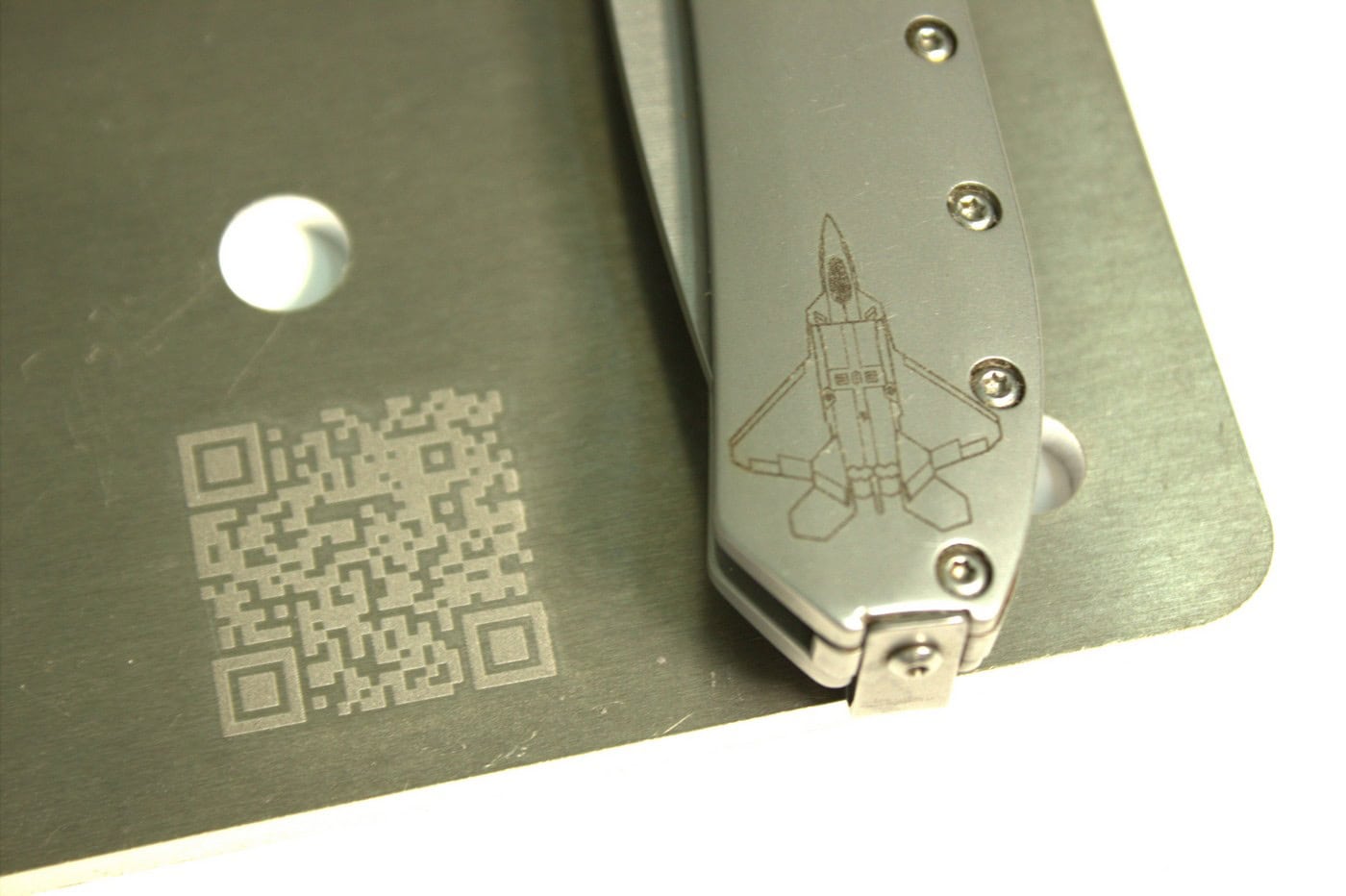 Нанесення картинок лазером на металі із гравером xTool F1 Ultra