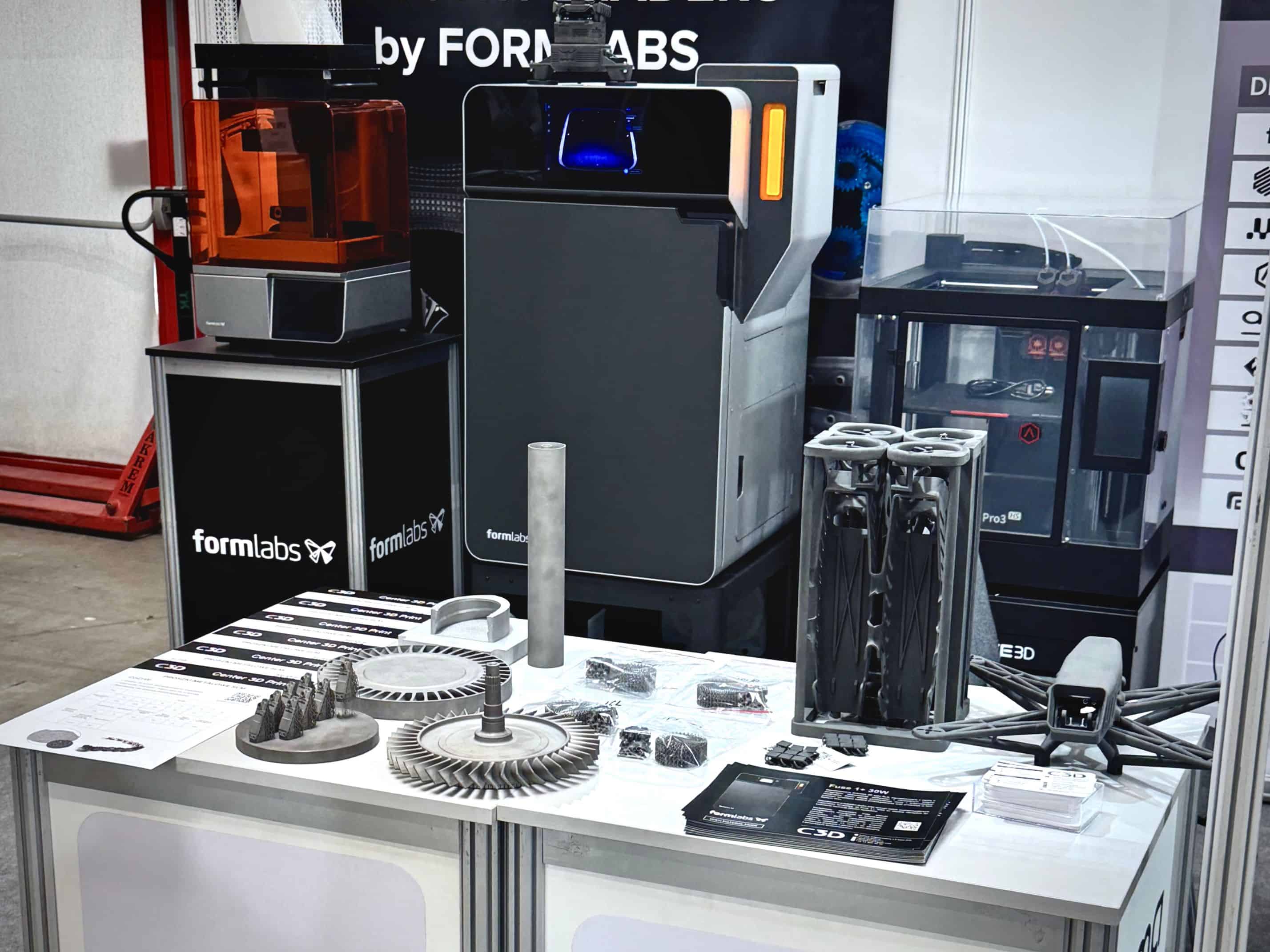Stoisko Center 3D Print na targach w Kielcach: drukarki Formlabs Fuse 1+, Form 4 oraz przemysłowe wydruki 3D z metalu i nylonu