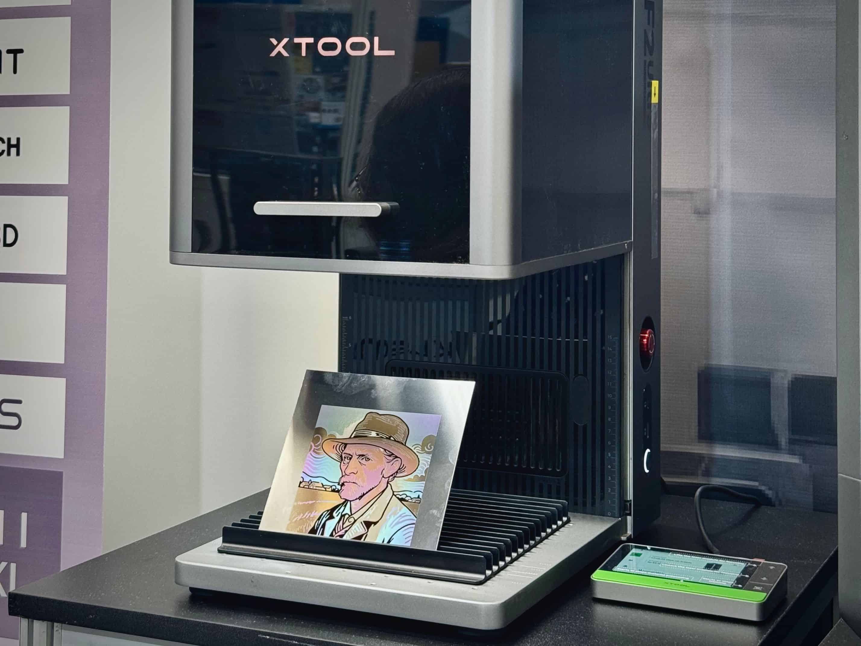 Prezentacja kolorowego grawerowania laserowego na metalu xTool F2 Ultra