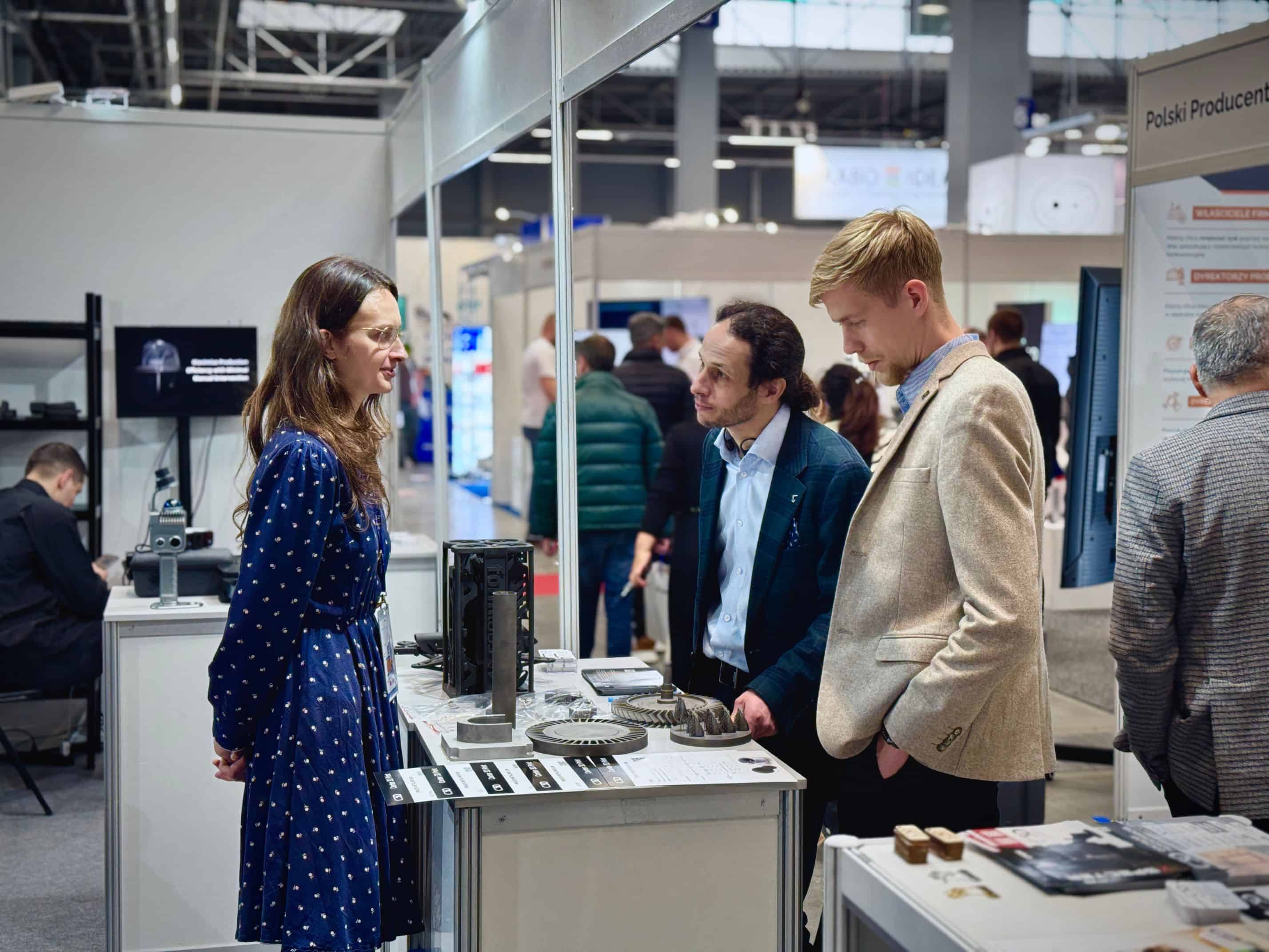 Zespół Center 3D Print prezentuje próbki druku 3D z metalu i doradza klientom na targach w Kielcach