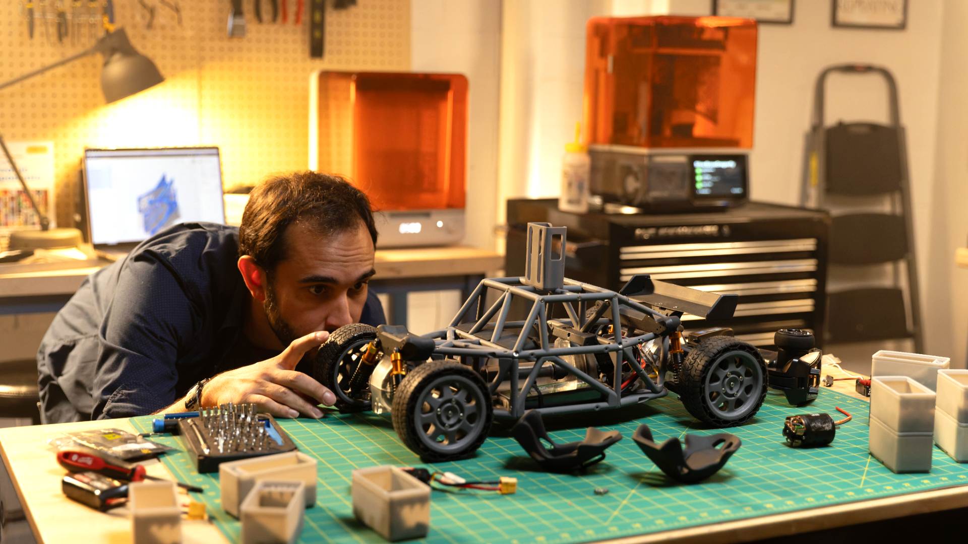 Inżynier montujący prototyp podwozia modelu RC wydrukowany na Formlabs Form Studio 1