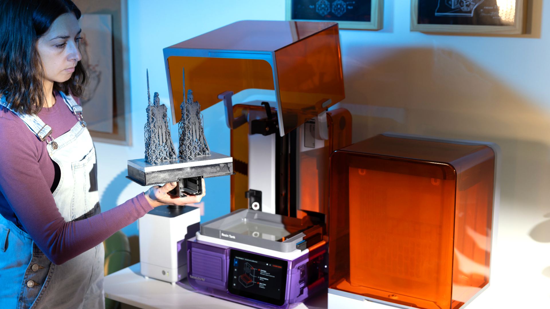 Wyjmowanie gotowych miniatur z żywicy z komory roboczej drukarki Formlabs Form Studio 1