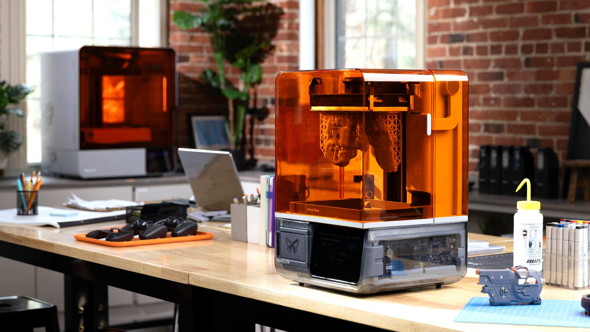 Profesjonalna biurkowa drukarka 3D MSLA Formlabs Form Studio 1 na stole roboczym