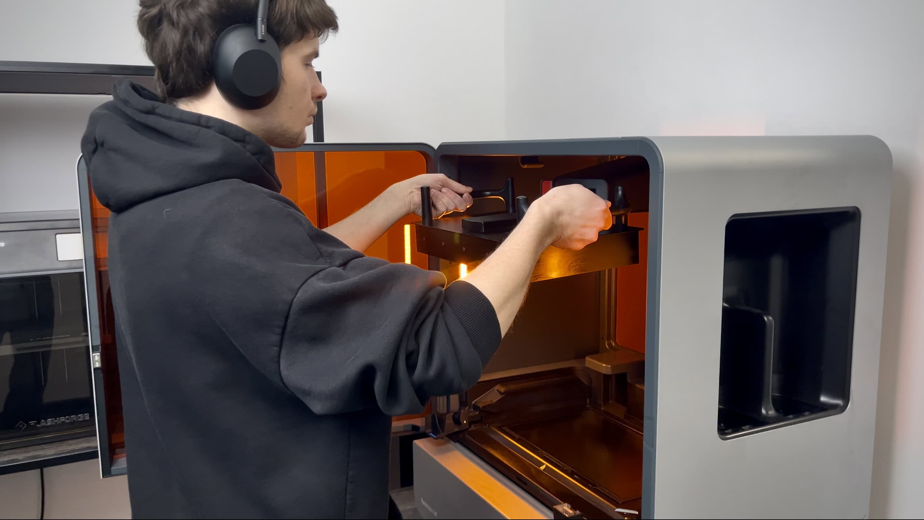 Inżynier przygotowuje drukarkę Formlabs Form 4L do pracy w zakładzie produkcyjnym