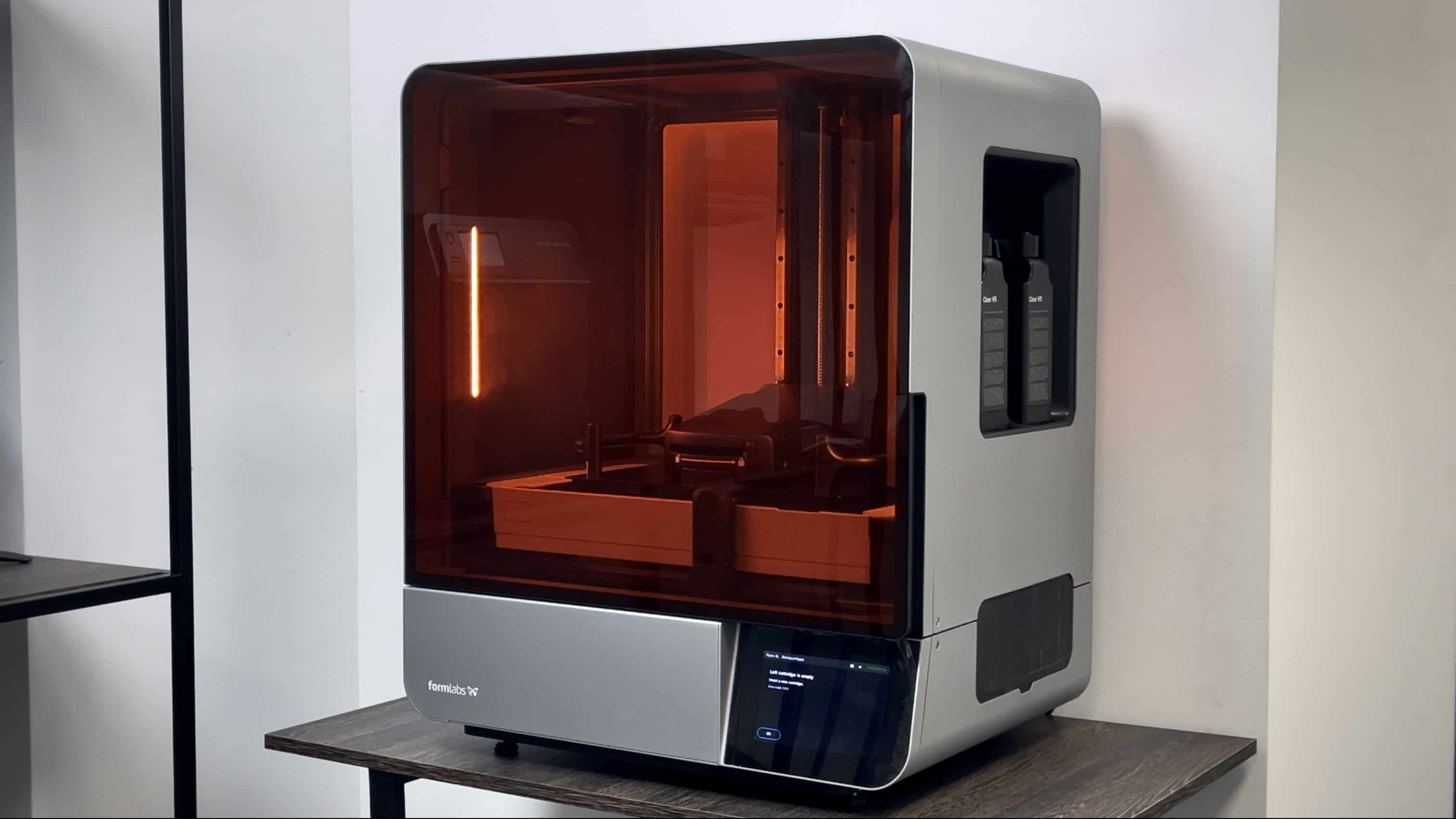 Przemysłowy system szybkiego druku SLA Formlabs Form 4L w środowisku inżynieryjnym.