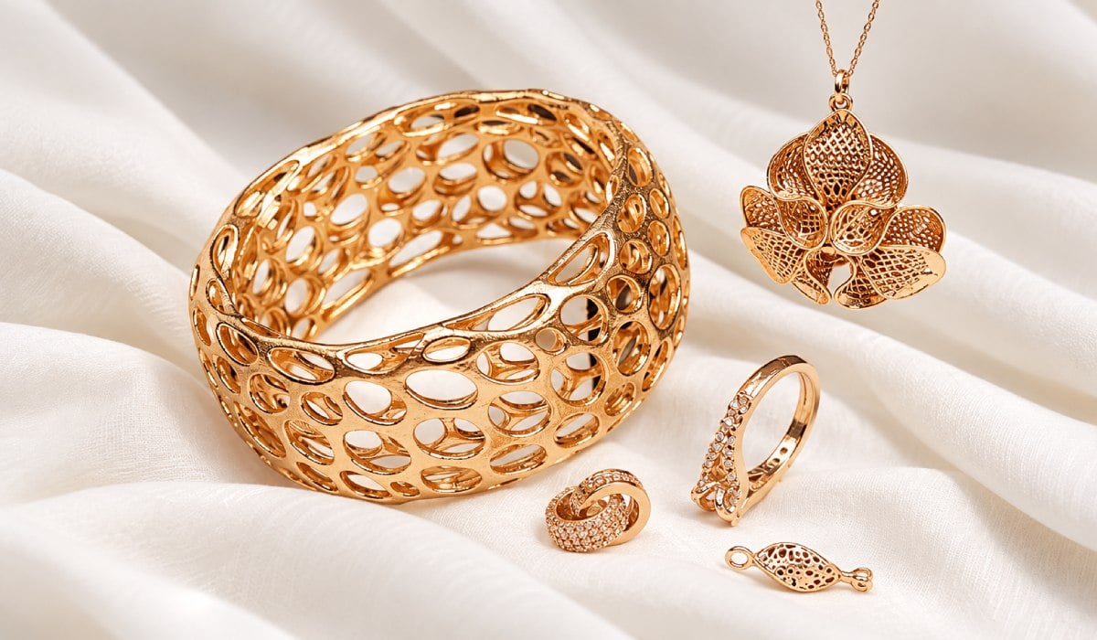 Metal jewelry with complex lace geometry