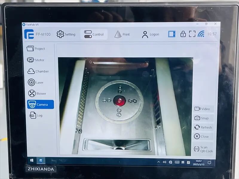 Моніторинг друку в реальному часі на екрані DeskFab X1 за допомогою вбудованої камери.