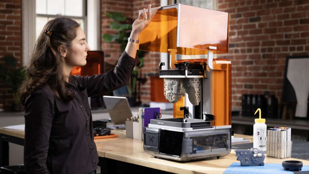 Öffnen des Deckels des Formlabs Form Studio 1 Basic Graphite Resin-3D-Druckers während der Vorbereitung zum Drucken