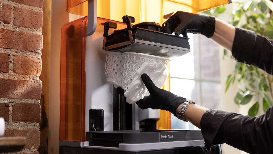Entfernen der Arbeitsplattform vom SLA-3D-Drucker Formlabs Form Studio 1 Basic Graphite nach Abschluss des Drucks