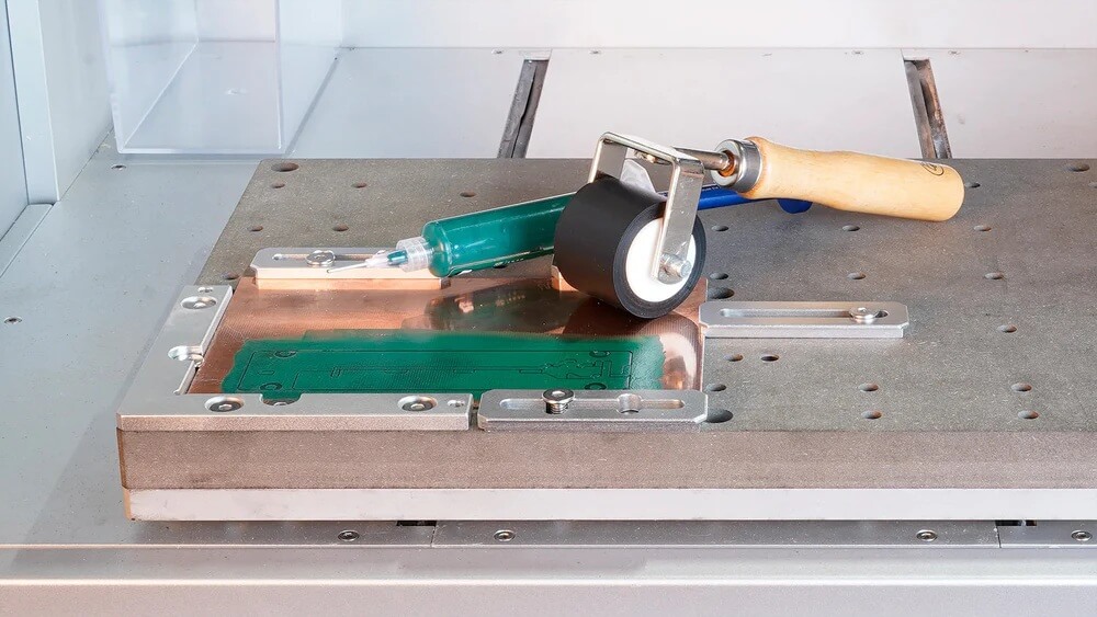 Нанесення паяльної маски за допомогою валика для професійного вигляду друкованої плати з набору Carvera.