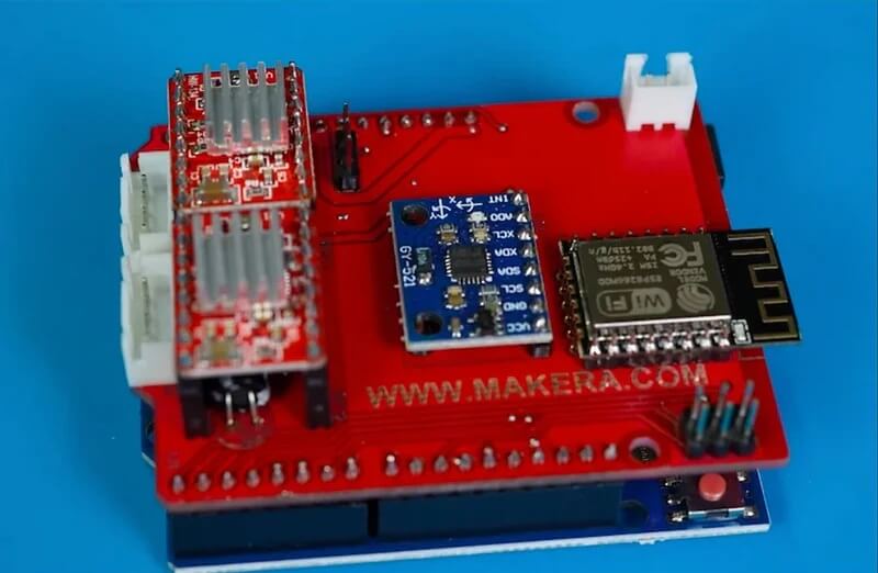 Ідеально вирівняна двостороння друкована плата, створена за допомогою набору для виготовлення Carvera.